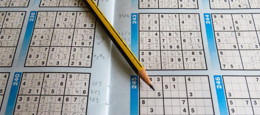 益智解谜类免费小游戏界面展示，数独格子与2048数字方块在薰衣草紫背景下整齐排列，界面简洁专注